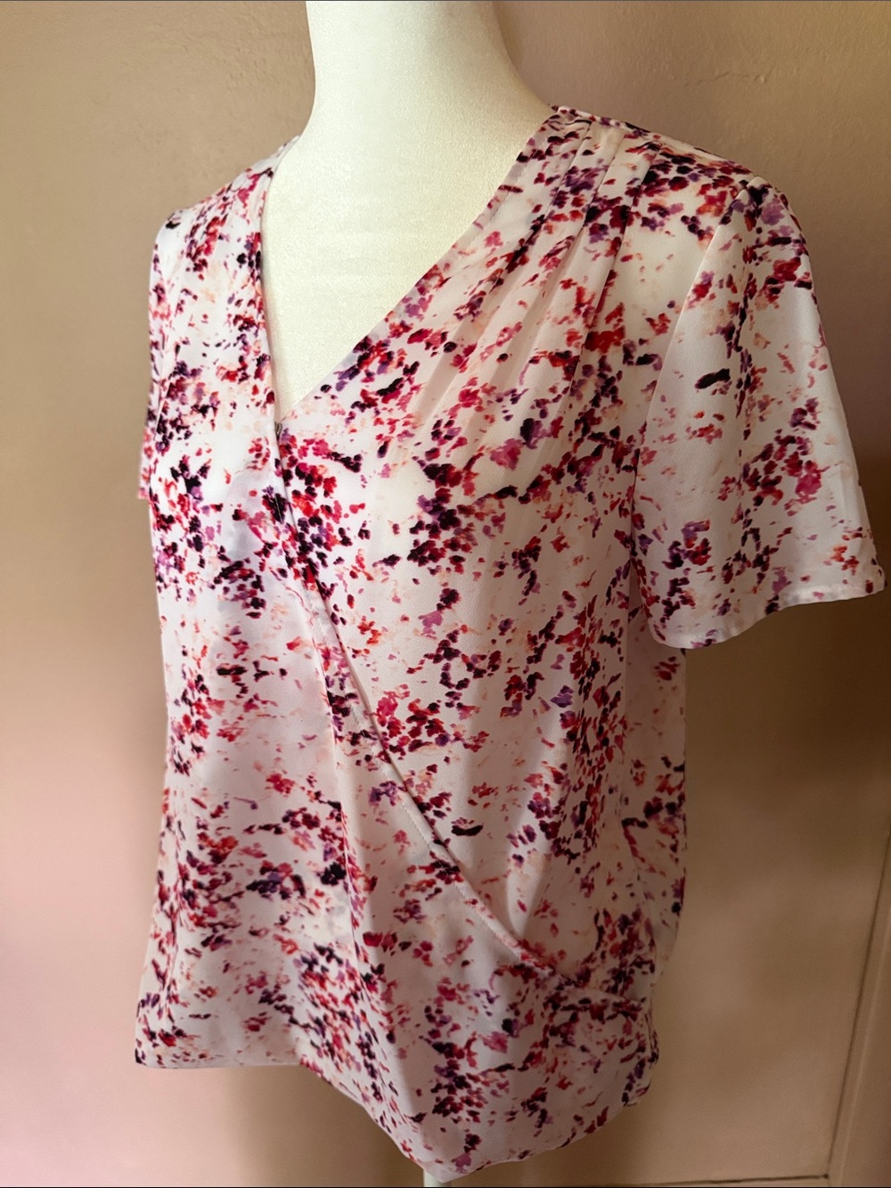 Apt. 9 White Floral V-Neck Short Sleeve Blouse with Pink Accents